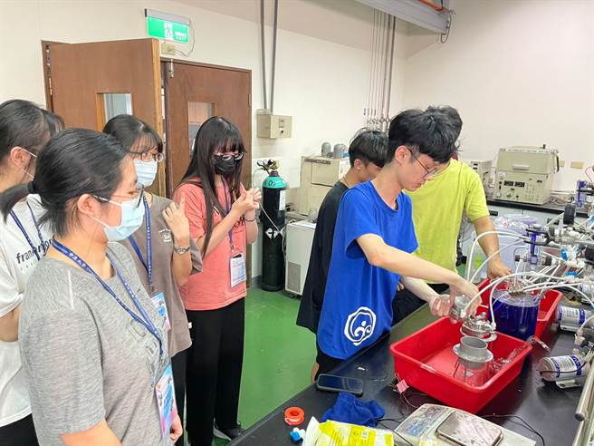 中原大学携手桃园教育局办理科学实作营，高中生进行染料溶液的分离操作，了解工业废水处理步骤。（中原大学提供／蔡明亘桃园传真）