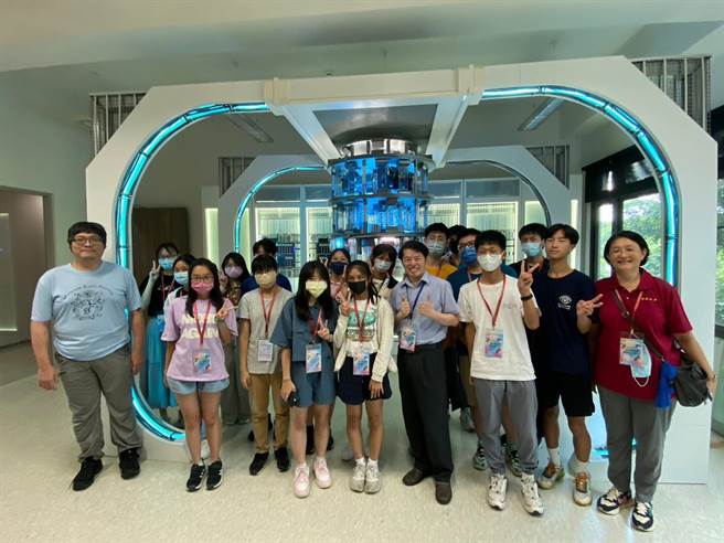 中原大学特别安排参观量子科幻影集现场的道具布景，学子们感到既新奇又兴奋。（中原大学提供／蔡明亘桃园传真）