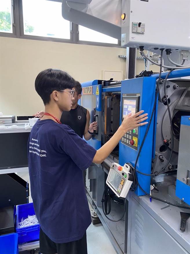中原大学携手桃园教育局办理科学实作营，以深入浅出的方式，让学生了解中原智慧制造魔法般的「塑」型术。（中原大学提供／蔡明亘桃园传真）