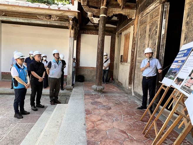 文化部长史哲、立委郑正钤、竹市文化局长钱康明等人1日下午访视国定古蹟「进士第」。（王惠慧摄）