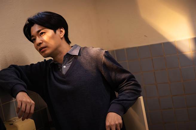 侯彦西新片演出时髦老师，课堂上教学生戴保险套。（华纳兄弟提供）