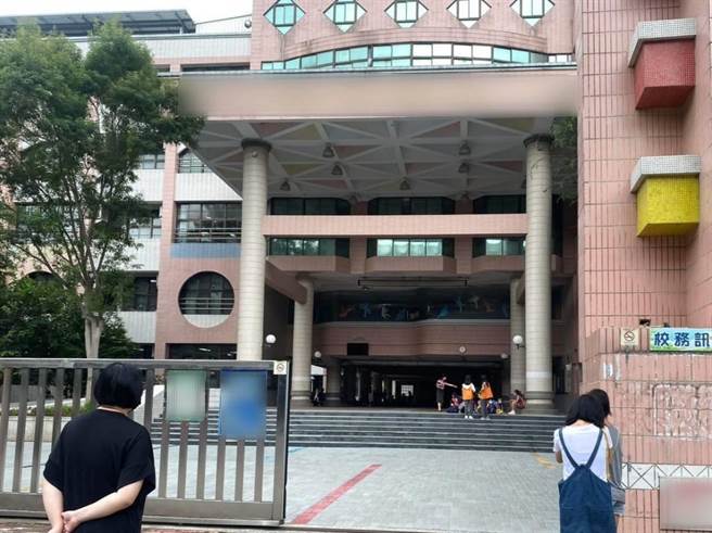 台中市北屯區某所國小營養午餐由過去「4菜1湯」減為「3菜1湯」，引起家長擔憂，台中市議員李天生1日籲市府提高營養午餐經費補助，教育局將再研議評估。（民眾提供／潘虹恩台中傳真）