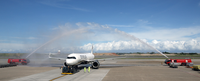 星宇航空桃园机场往返熊本航线1日开航，机场公司特地出动消防车为首航班机举行洒水仪式。（范扬光摄）