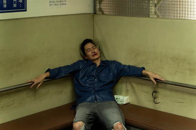 黄镫辉在《查无此心》饰演痞子豪，和阮经天有场情绪激昂的打架戏。（华映娱乐提供）