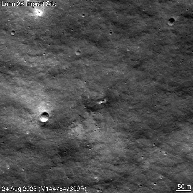 NASA的月球勘測軌道器（Lunar Reconnaissance Orbiter, LRO）拍攝到月球表面的一個新撞擊坑，推斷這很可能就是俄羅斯Luna-25任務的軟著陸失敗的撞擊地點。（NASA’s Goddard Space Flight Center/Arizona State University）