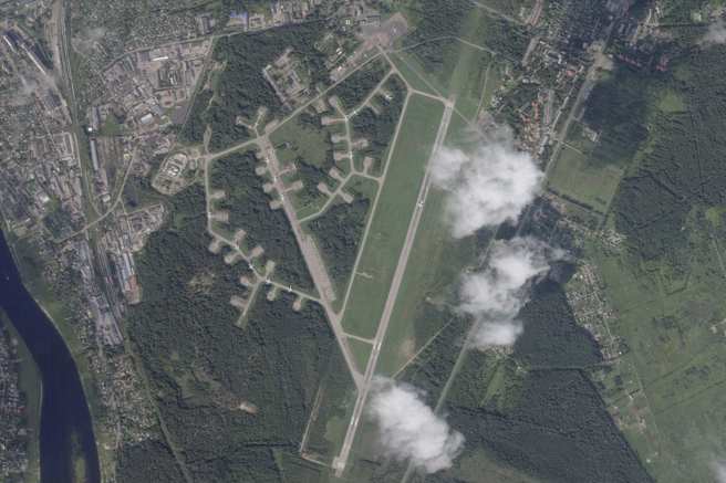 俄国西部北斯哥夫州（Pskov）一座机场30日遭到攻击，受创严重。图为该机场空拍照。（Planet Labs PBC、美联社）