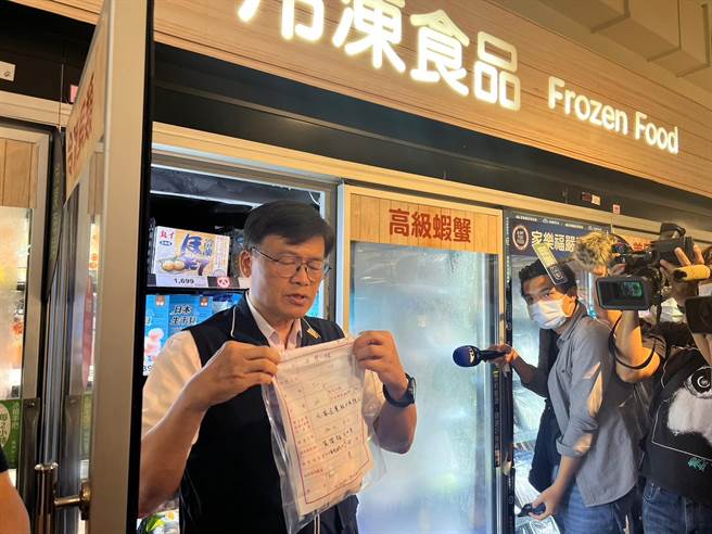 台中市衛生局長曾梓展今天前往大賣場突擊稽查，現場抽驗水產品帶回實驗室檢測輻射值。（張亦惠攝）