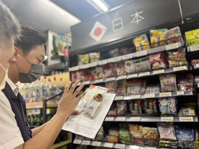 台中市衛生局長曾梓展今天前往大賣場突擊稽查，現場抽驗水產品帶回實驗室檢測輻射值。（張亦惠攝）