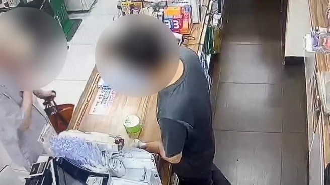 台北市1名80歲李姓老翁日前於中正紀念堂附近連鎖超商，趁店員不注意拿走一瓶威士忌放入褲子後口袋，結帳時僅付部分食品的錢。（翻攝畫面）