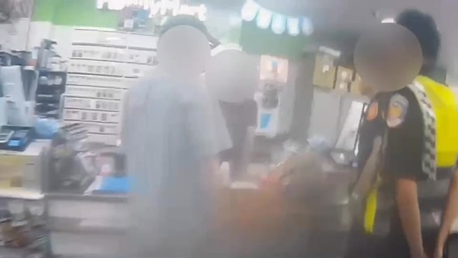 台北市1名80歲李姓老翁日前於中正紀念堂附近連鎖超商，趁店員不注意拿走一瓶威士忌放入褲子後口袋，結帳時僅付部分食品的錢，數日後該名犯嫌果然食髓知味，返回作案超商，店員見到犯嫌現身立即通報警方。（翻攝畫面）