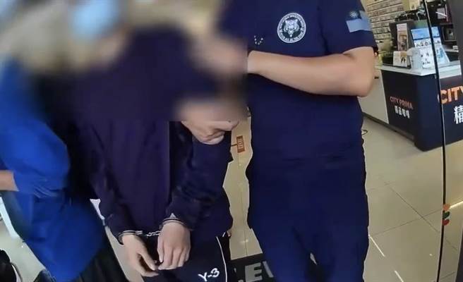 警方於汐止中興路超商逮捕20歲林姓車手。（汐止警分局提供）