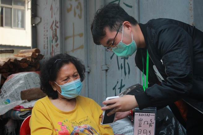 东海大学应物系三年级学生梁凯竣（右）每年寒暑假到南投潭南部落服务，取了原住民族名，把原乡当他第二个家乡。（东海大学提供／张妍溱台中传真）