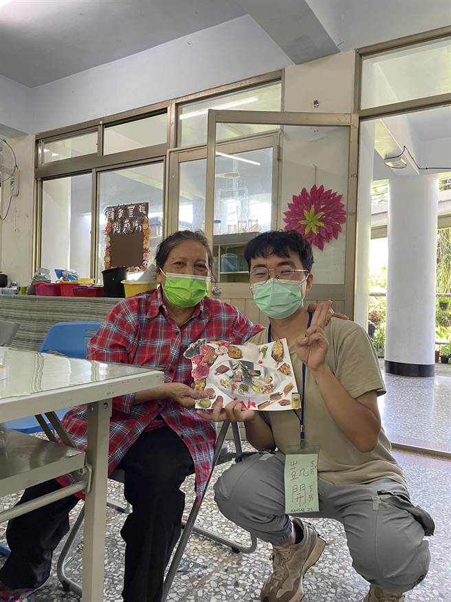 东海大学应物系三年级学生梁凯竣（右）每年寒暑假到南投潭南部落服务，取了原住民族名，把原乡当他第二个家乡。（东海大学提供／张妍溱台中传真）