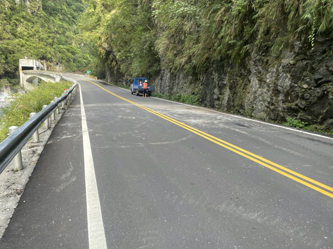 花莲台8线落石阻交通，新城警分局富世派出所警方协助清除恢復通行。（警方提供）