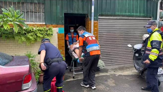 安南區發生衛生所噴藥竟遭屋主持鋸子追砍的意外，警方將歐男制伏並強制送醫。（程炳璋攝）