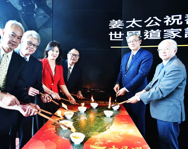 文化大学与阳明山姜太公道场合办「姜太公祝寿大典暨第一届姜太公世界道家论坛」，于今(1)日签订合约书，并举行七星灯点灯仪式，祈福论坛圆满成功。（文大提供／李侑珊台北传真）