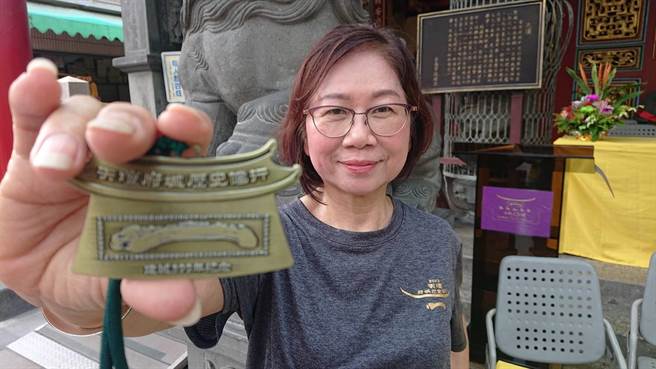 台南市中西区台湾首庙天坛为台南建城400年，首度举办健走活动，完成活动有纪念衫与印有天坛招牌一字匾的纪念奖牌。（程炳璋摄）