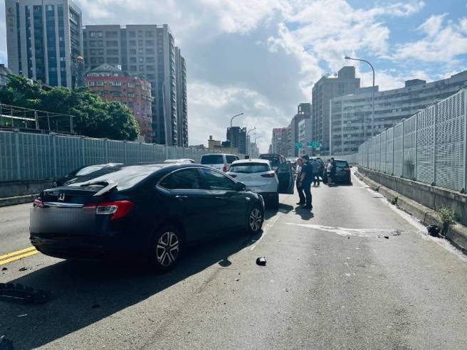 台北市连接三重的台北桥，今（1）日上午离奇车祸。一辆宾士车逆向往三重方向行驶，刚好时逢上班时刻车流量大，导致多部自小客车闪避不及酿成7车连环追撞。（图／警方提供）