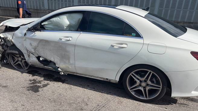 台北市连接三重的台北桥，今（1）日上午离奇车祸。一辆宾士车逆向往三重方向行驶，刚好时逢上班时刻车流量大，导致多部自小客车闪避不及酿成7车连环追撞。（图／警方提供）