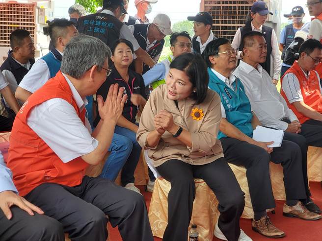 行政院长陈建仁1日视察云林县元长乡、嘉义县新港乡交界的崙子大桥改建工程进度，云林县长张丽善在席间对陈建仁一再致谢与拜托。（周丽兰摄）