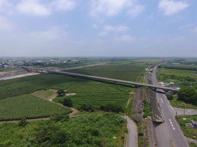 横跨云林县元长乡、嘉义县新港乡两端的崙子大桥是大甲妈祖遶境必经桥梁，40年前兴建的宽度已不足当今运输量，两县民都期待改建。（云林县府提供）