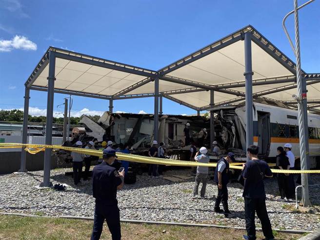 铁警刑大鑑识人员与台铁人员1日重启太鲁阁号408车次第7、8节车厢搜查。（蔡明亘摄）