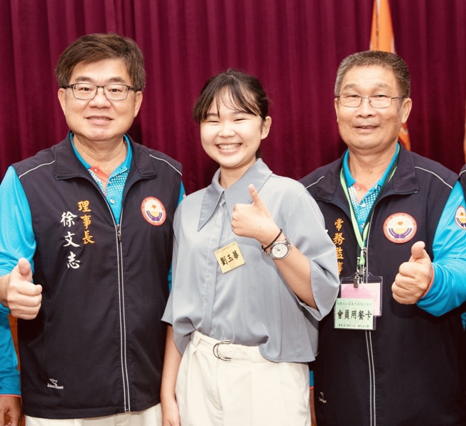 嘉义市嘉邑行善团理事长徐文志(左一)与受奖人刘玉华(中间)合影。(移民署嘉义市服务站提供)