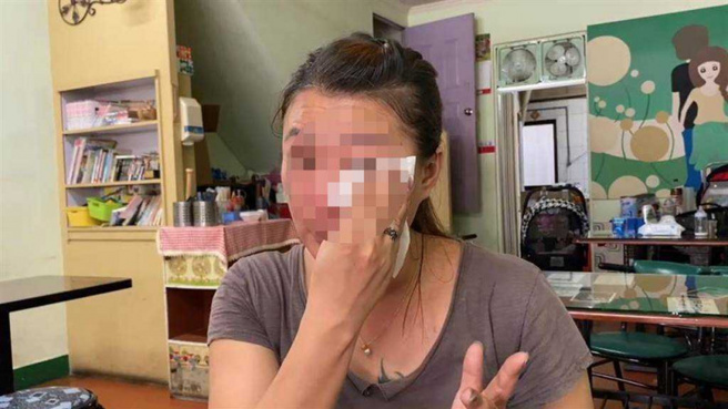 当时庄建致宪兵是最后一名离开列车的罹难者，被深埋4天，当时家属镜头前痛哭找不到弟弟。（图／翻摄画面）