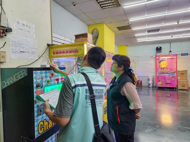 為瞭解住宅區店家夜間管理維護執行情形，經發局於112年8月31日夜間實地抽查2家已經核准夜間營業業者。（經發局提供）