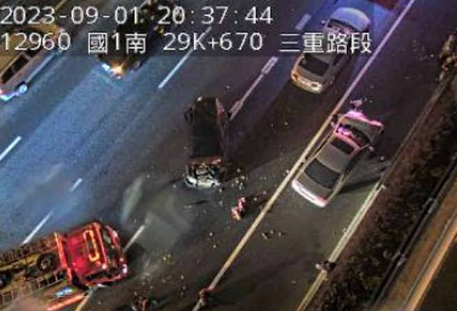 今1日晚间20时许，国道1号南向平面道路三重路段29.6km处发生事故，现场4辆车追撞。（翻摄画面）