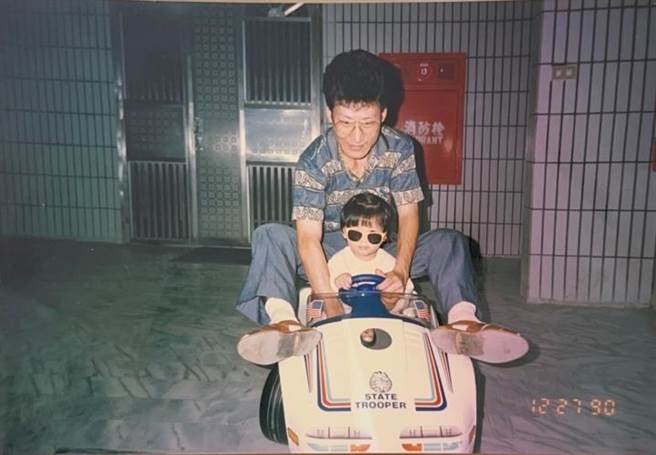 靳筱葳1岁时，爸爸开心带着她开车。（翰森娱乐提供）