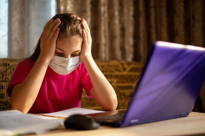 许多感染新冠肺炎痊癒者仍持续出现注意力不集中、容易疲倦、记忆力变差的问题。（示意图／Shutterstock）