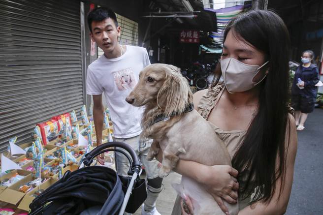 情侣檔廖建杰、柯品溱带着第一次饲养的腊肠狗参与普渡，只为超渡那些死去的流浪犬。（黄子明摄）