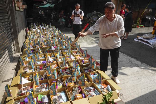 一名道姑为现场祭拜动物灵的供品作法。（黄子明摄）