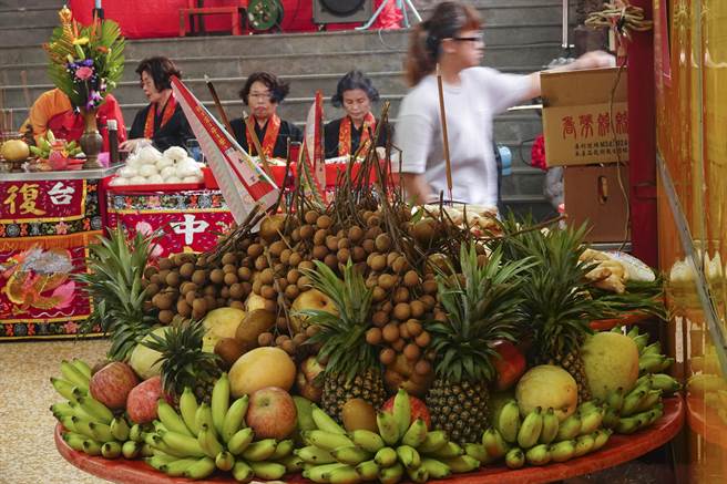 普渡现场准备丰盛的水果祭慰动物亡魂。（黄子明摄）
