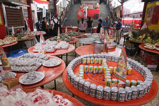 普渡现场准备各式粽子与粿类祭慰动物亡魂。（黄子明摄）