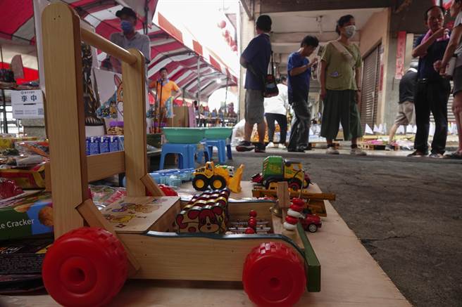 普渡现场民眾放置给毛孩亡灵的玩具供品。（黄子明摄）