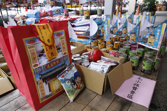 乖乖零食也成了给毛孩亡灵的供品。（黄子明摄）