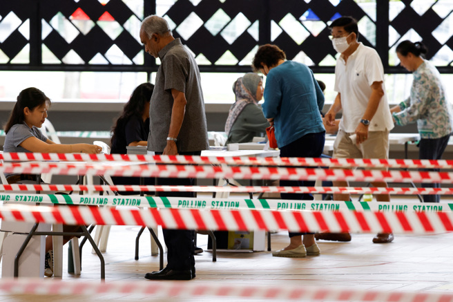 新加坡1日舉行總統選舉，民眾排隊等候投票。（路透）