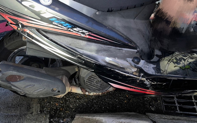 1名70歲胡姓男騎士，因要閃避一輛電動代步車而自摔，造成胡男身體擦挫傷。（圖／警方提供）