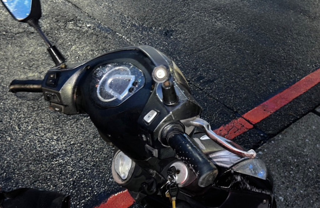 1名70歲胡姓男騎士，因要閃避一輛電動代步車而自摔，造成胡男身體擦挫傷。（圖／警方提供）