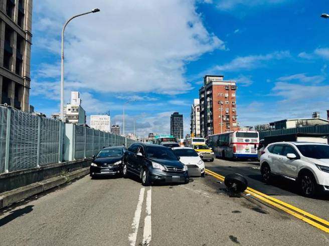 台北市连接三重的台北桥，今（1）日上午离奇车祸。一辆宾士车逆向往三重方向行驶，刚好时逢上班时刻车流量大，导致多部自小客车闪避不及酿成7车连环追撞。（图／警方提供）