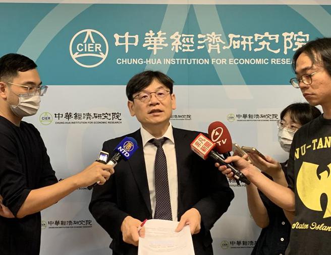（中华经济研究院长叶俊显1日表示，景气前景有些隐忧，但业者并不恐慌。图／陈碧芬）