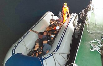 颱風夜搭橡皮艇偷渡 19越南人被逮