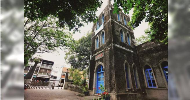 花莲富里教会有哥德式高塔和蓝色尖顶拱窗，成为游客拍照打卡热门景点。（图／翻摄花莲县客家产业馆）