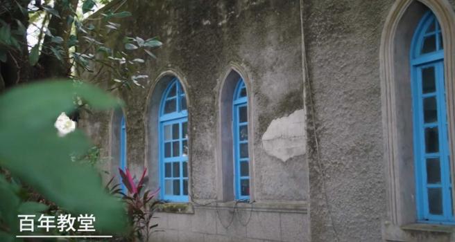 花莲富里教会的尖顶蓝色长窗，具有伊斯兰风格，因此被称为「蓝色教堂」。（图／翻摄富里乡公所官网）