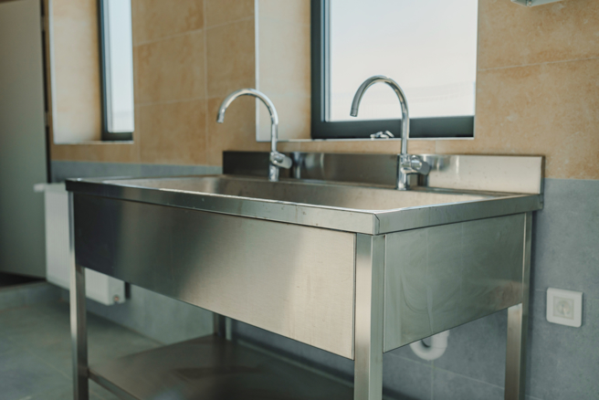 捷运车厢惊见「不锈钢洗手台」，1.3万人看傻。（图／shutterstock）