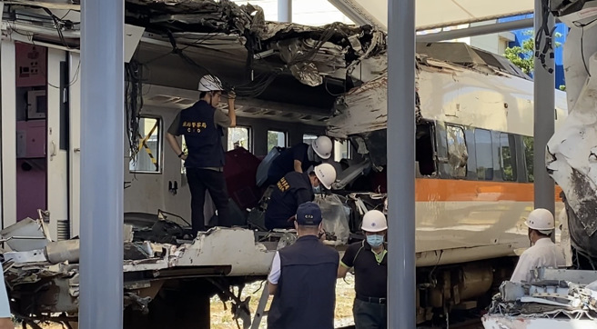 鐵警與台鐵1日重啟太魯閣號408車次事故車廂搜查。（資料照/蔡明亘攝）