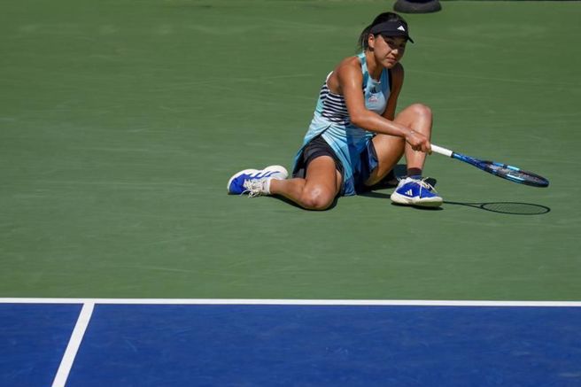 王欣瑜回击对手时摔倒在地。（美联社）