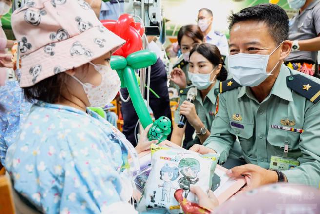 文宣心战处长逐一赠送病童专属小礼物。（军闻社提供）